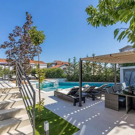 Beautiful Bonavia Villa *